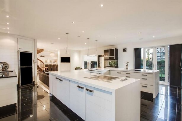 Fellaini rao ban biet thu anh 4