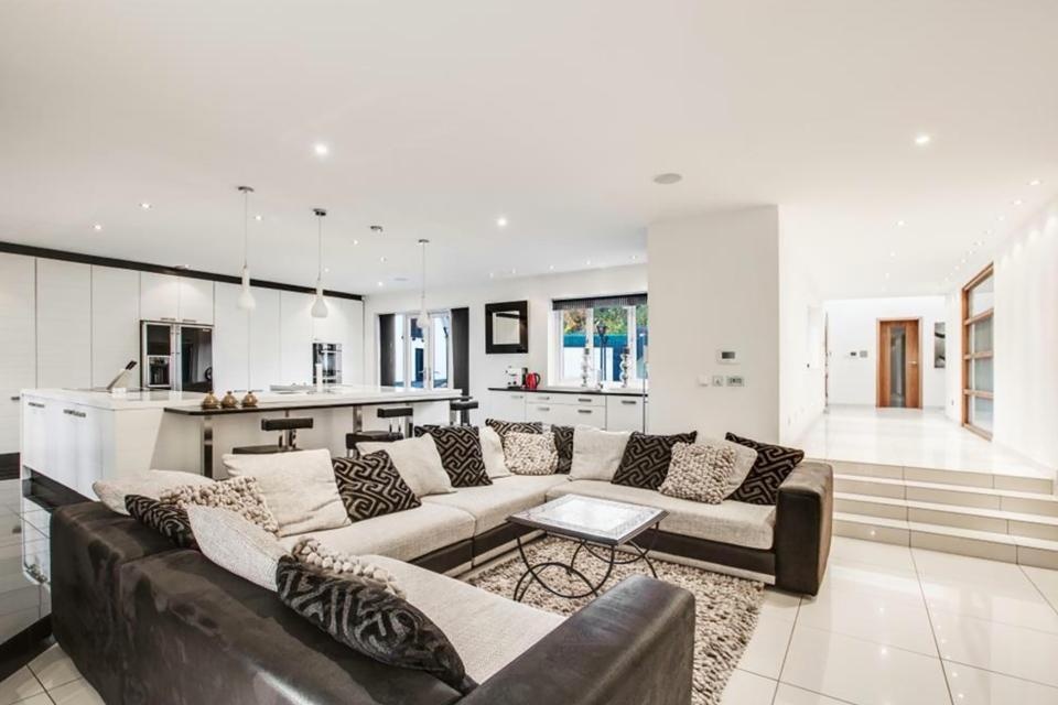 Fellaini rao ban biet thu anh 2