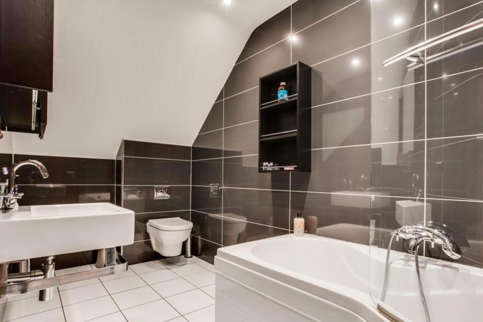 Fellaini rao ban biet thu anh 15