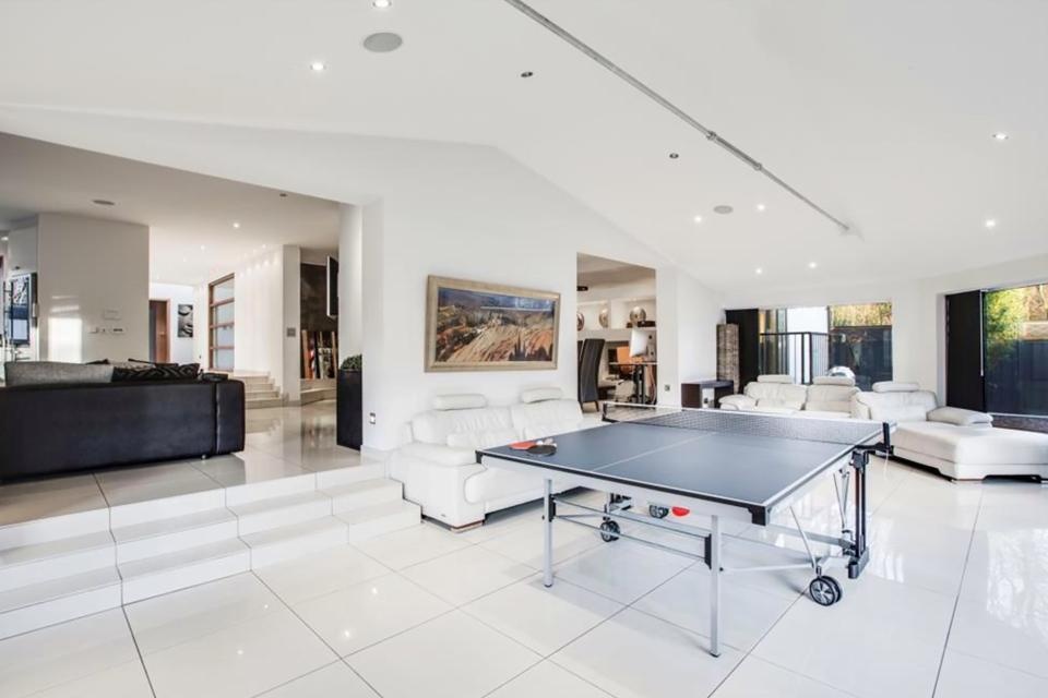 Fellaini rao ban biet thu anh 8