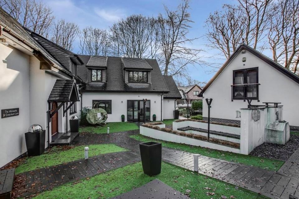 Fellaini rao ban biet thu anh 1