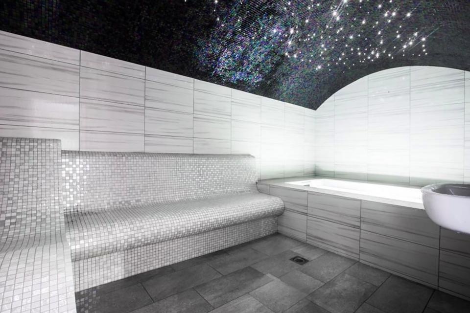 Fellaini rao ban biet thu anh 14