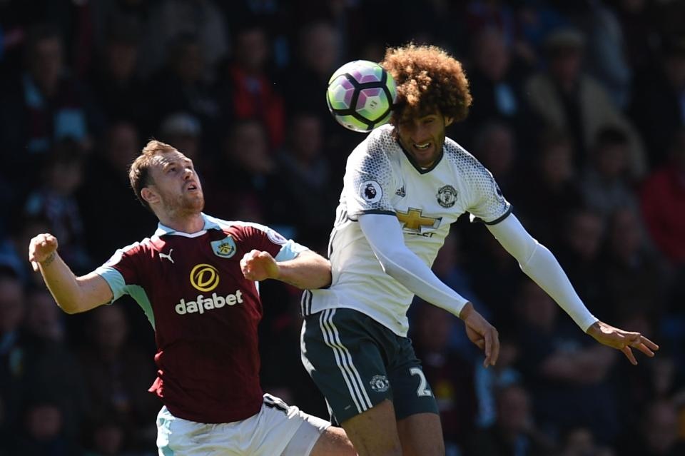 Fellaini rao ban biet thu anh 17