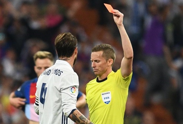 Ramos bieu qua trong tai cung khong thoat the do El Clasico hinh anh