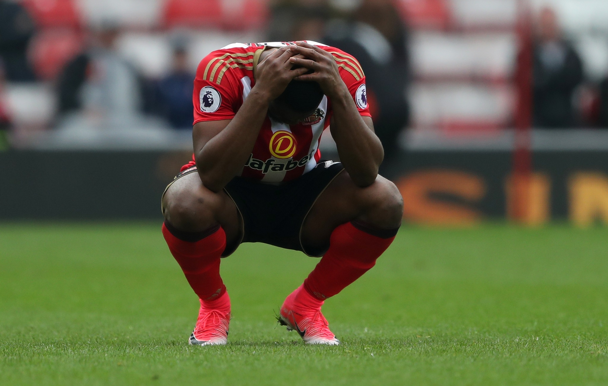 Cau thu Sunderland suy sup trong ngay CLB xuong hang hinh anh