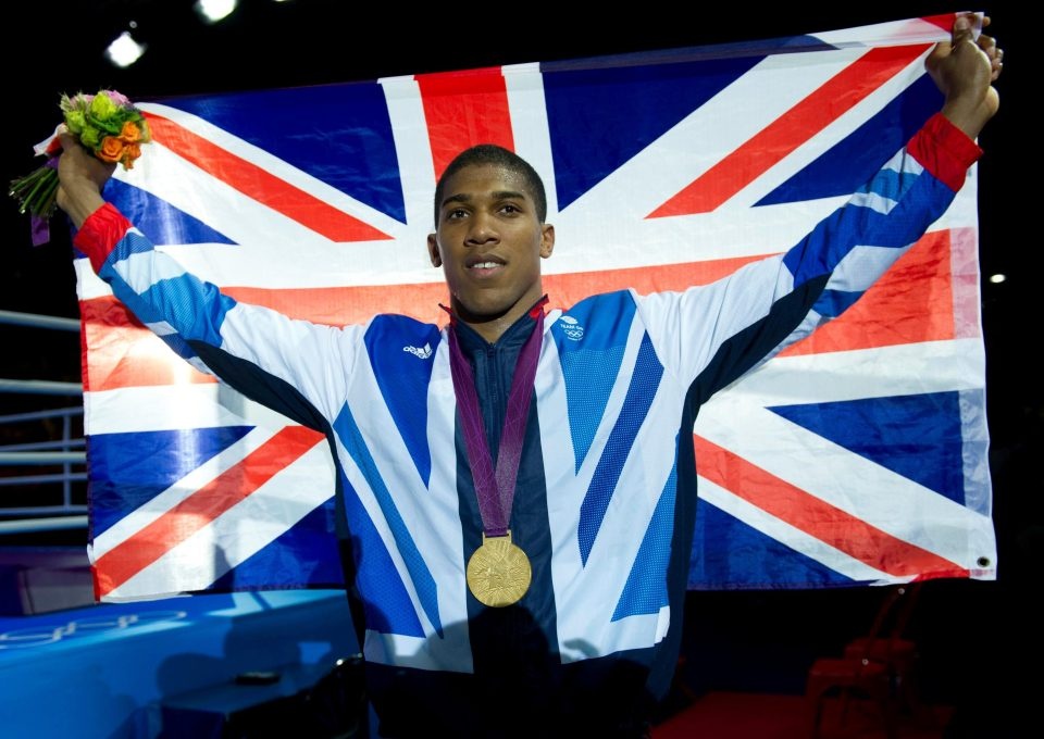 Anthony Joshua tung bi that sung o que nha hinh anh