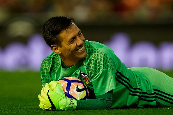 Sieu sao can penalty Diego Alves choi chieu lam CR7 da hong hinh anh