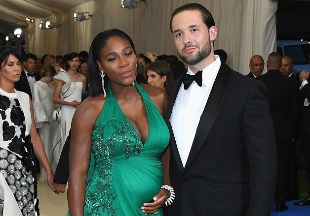 Serena Williams lan dau khoe bung bau cong khai hinh anh