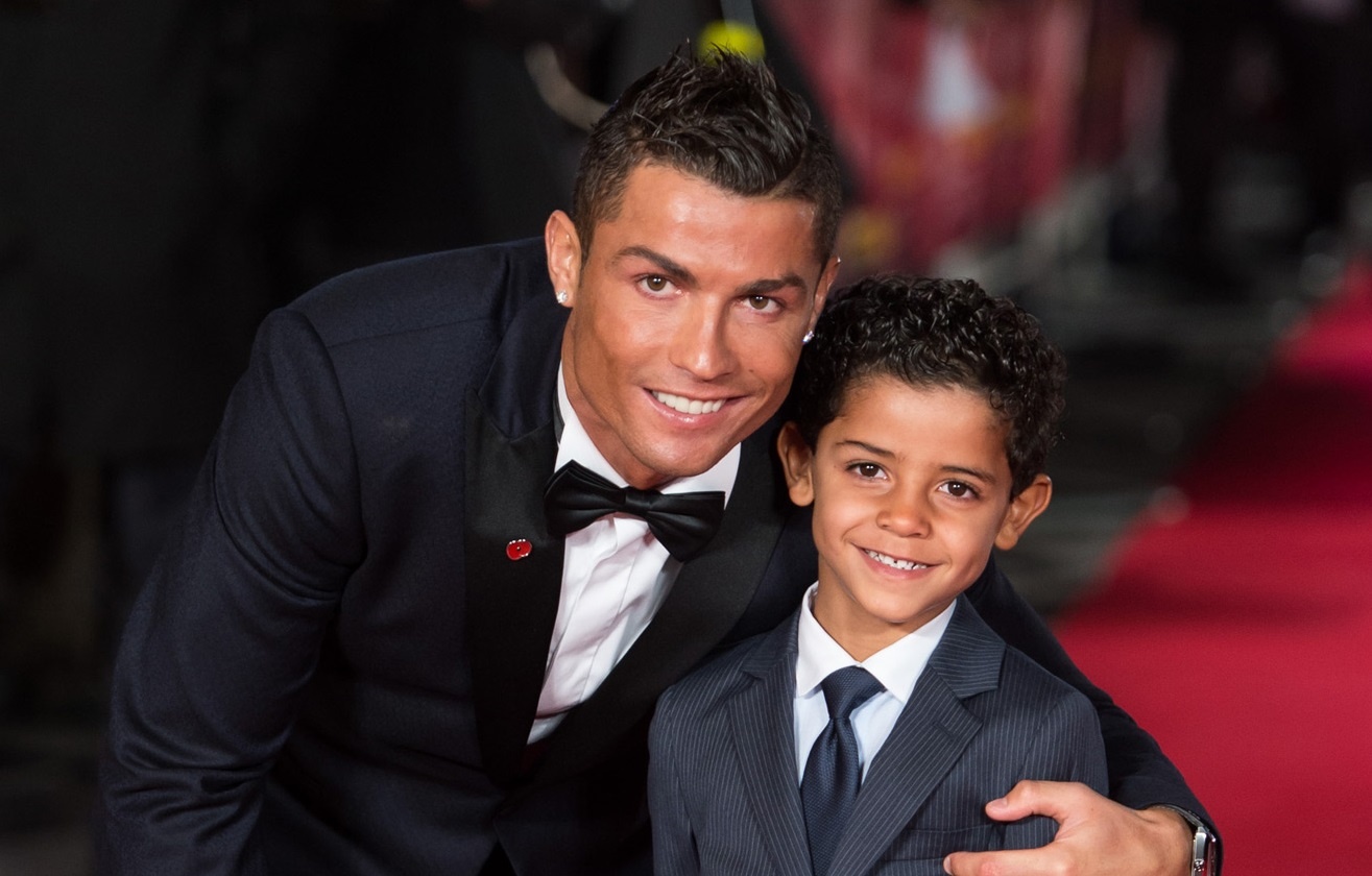 Con trai CR7 lap hat-trick thu hut 1 trieu luot thich hinh anh