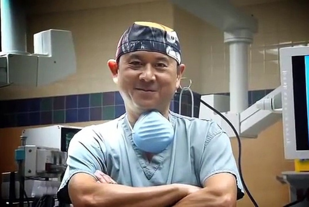 Bac si ngac nhien voi dau goi cua Ibra hinh anh