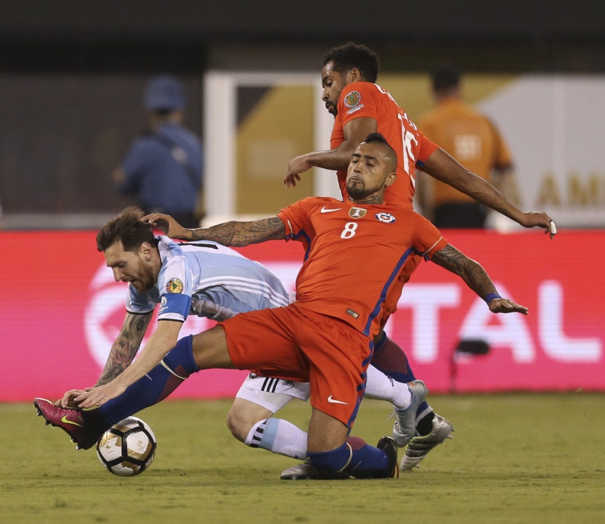 Vidal to Messi duoc uu ai anh 1