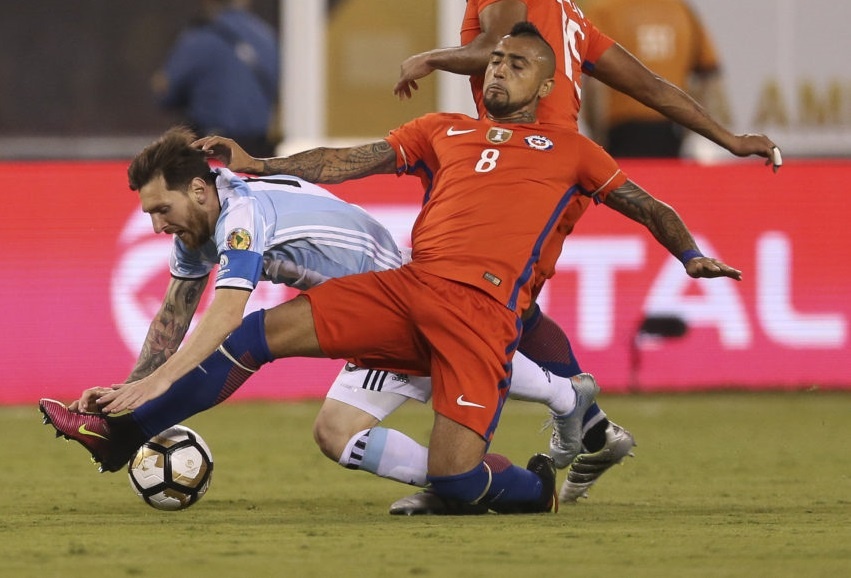 Vidal: ‘Messi duoc doi xu theo luat rieng’ hinh anh