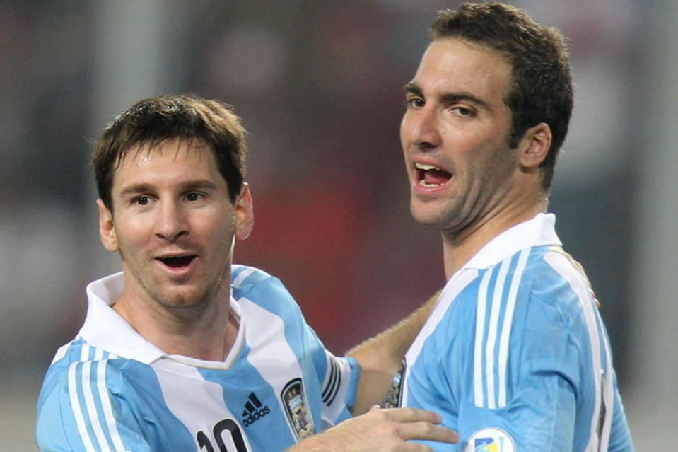 6 dau hoi lon ve bo suu tap ao dau cua Messi hinh anh