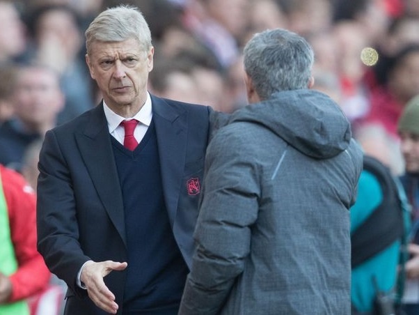 Chuyen gia giai ma cai bat tay bi hiem cua Mourinho va Wenger hinh anh