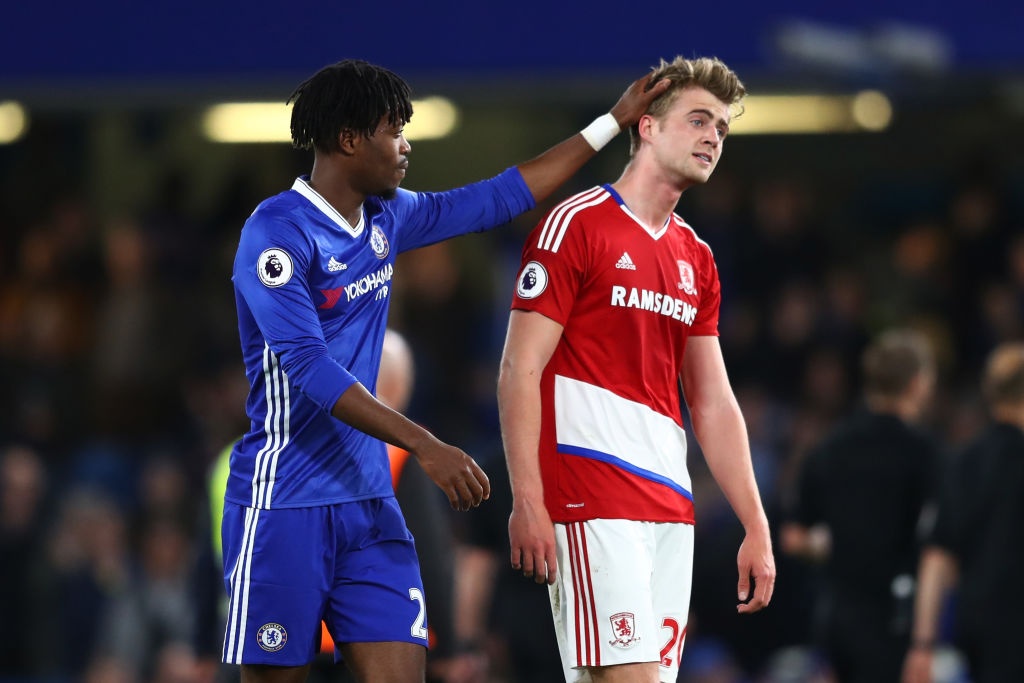 Xac dinh doi thu hai rot hang Premier League anh 1