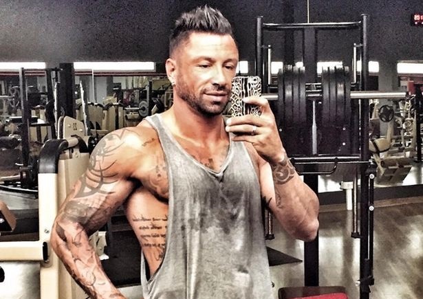 Cuu sao bong da lot xac day co bap hinh anh