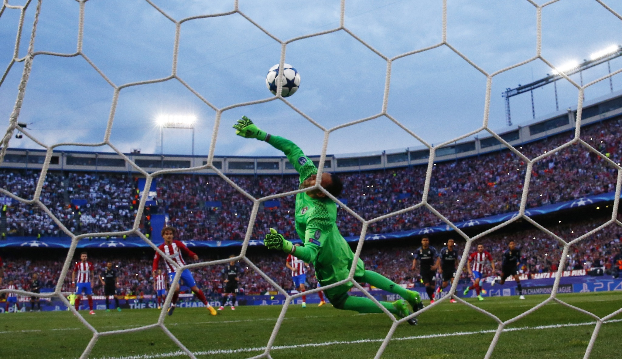 Tran Atletico Madrid vs Real Madrid anh 7