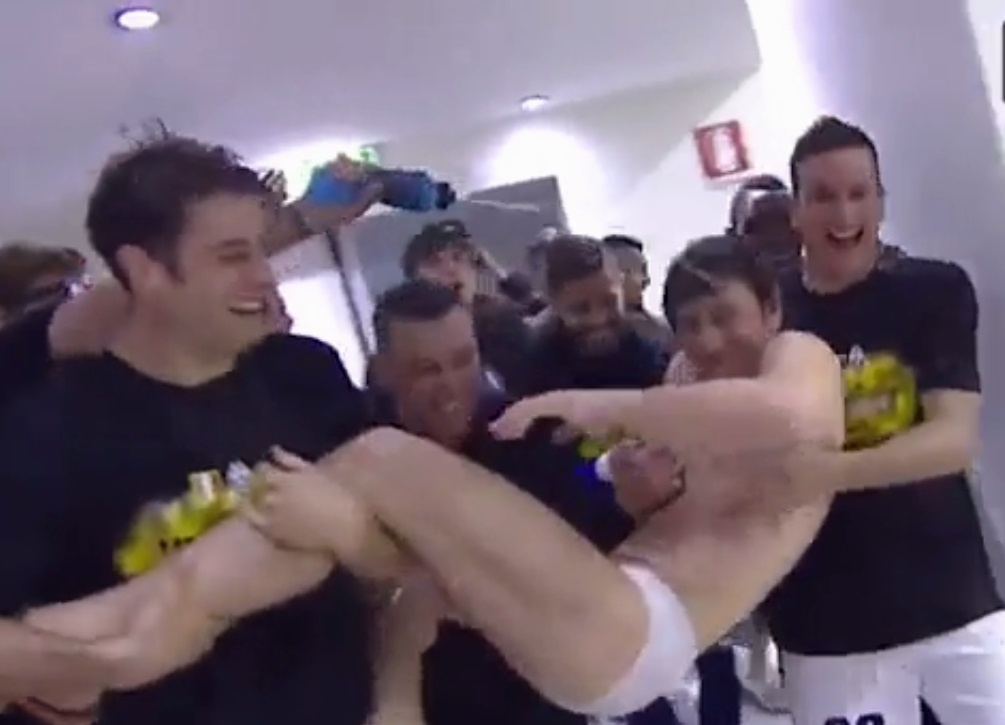 Conte san sang de hoc tro lot do, nem vao bon nuoc da hinh anh