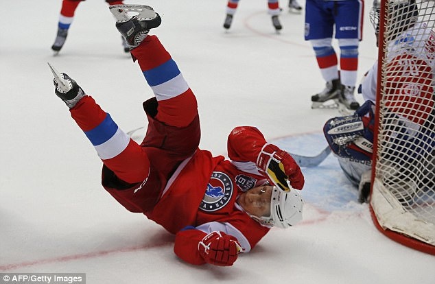 Tong thong Putin lan xa tren san khuc con cau hinh anh