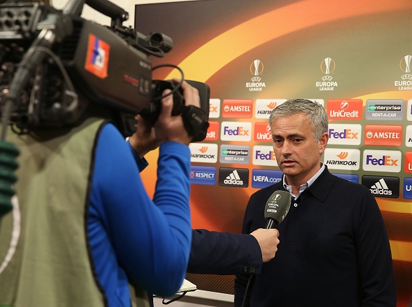 Mourinho cảm ơn trọng tài ảnh 1 Mourinho cam on trong tai anh 1