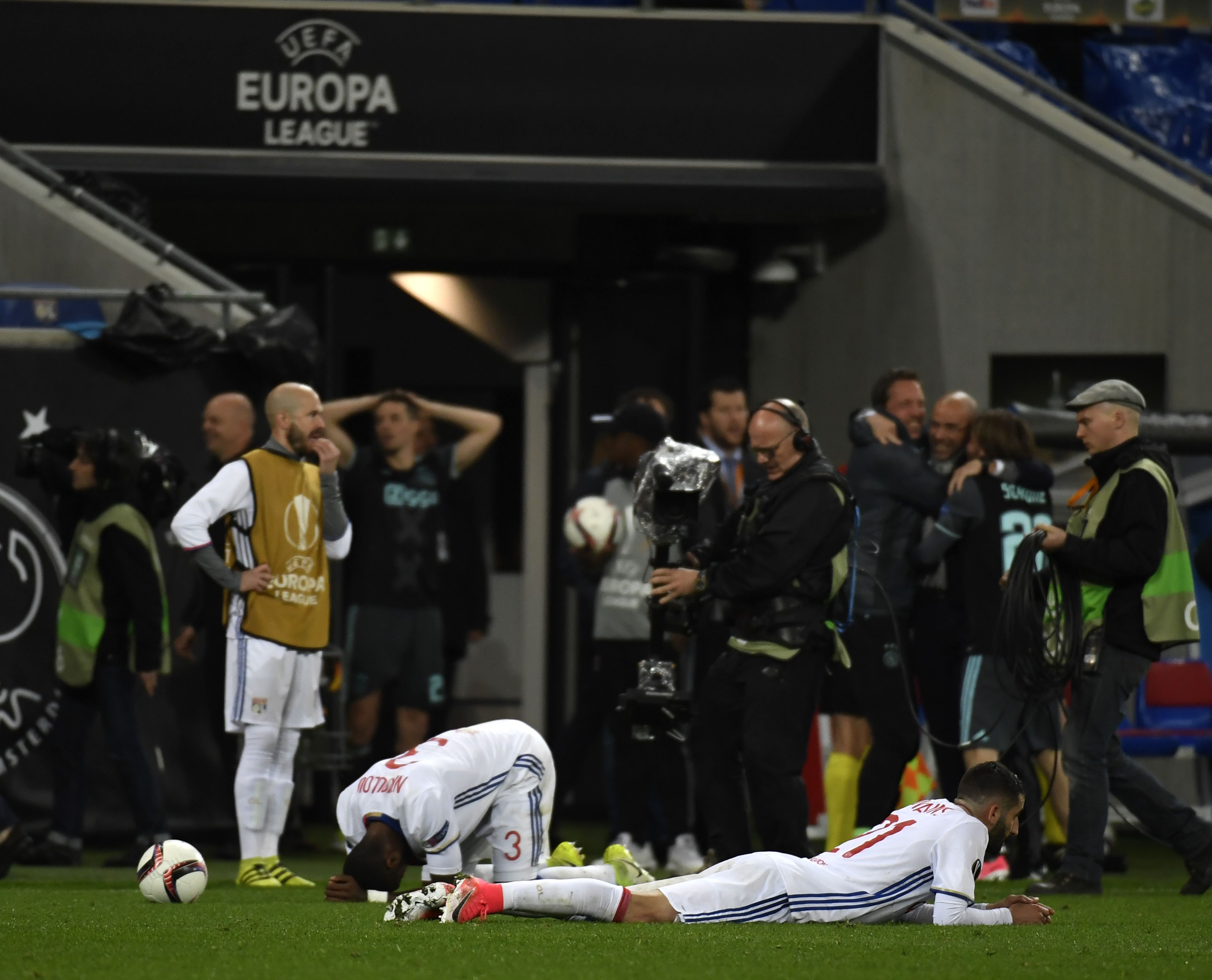 tran Lyon vs Ajax anh 9