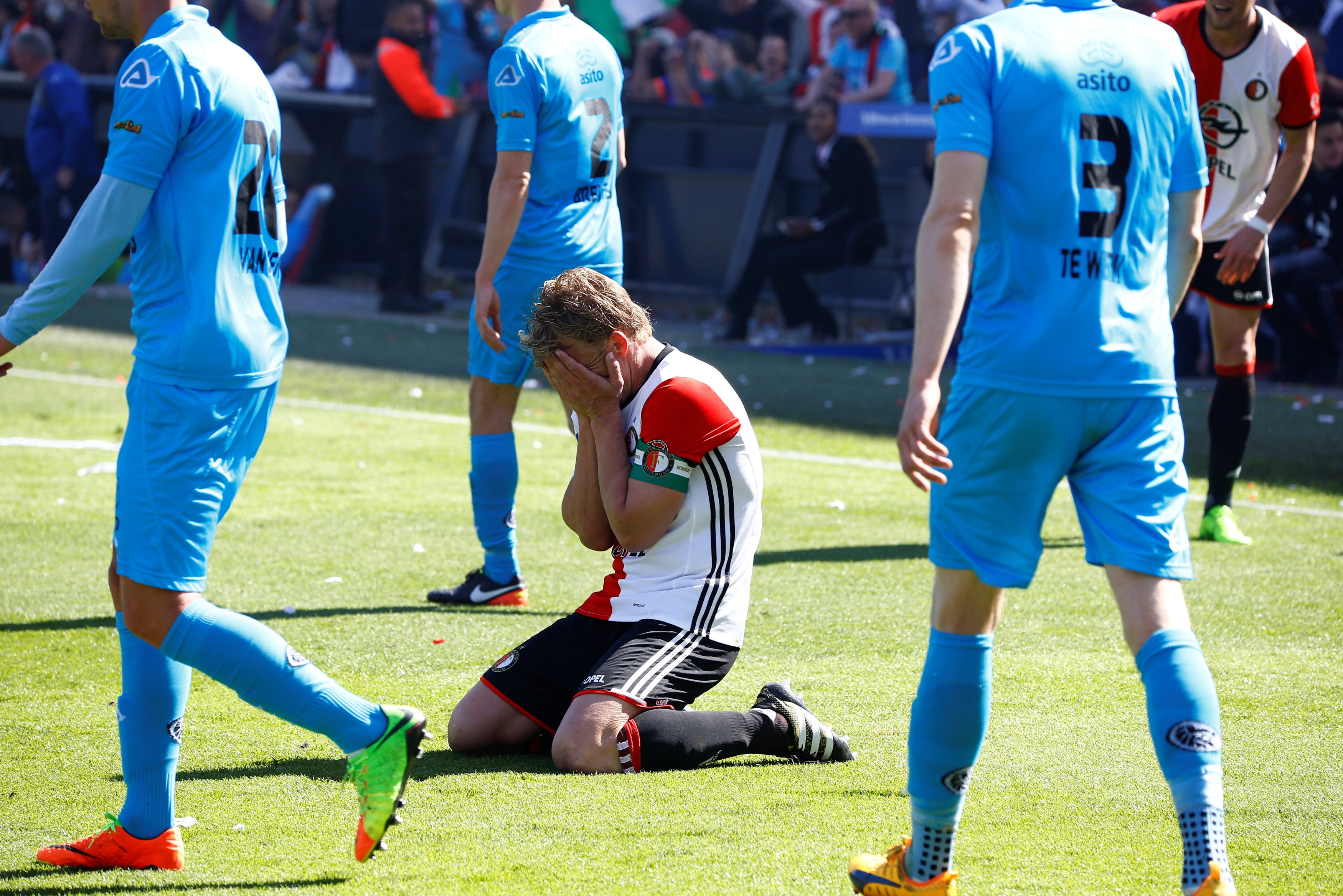 Dirt Kuyt vo dich Ha Lan anh 1