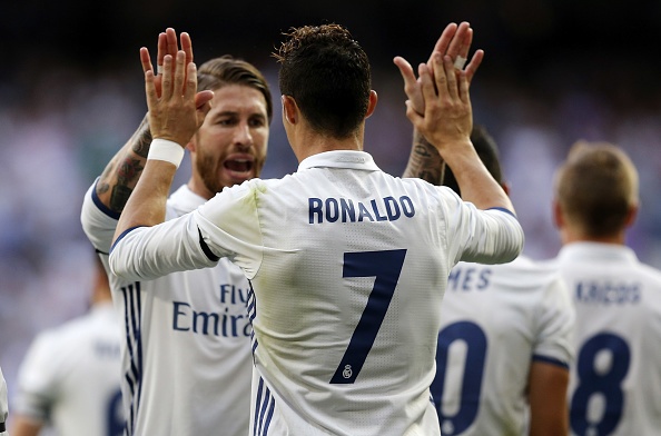 Ronaldo san phang ky luc 50 nam cua huyen thoai nguoi Anh hinh anh