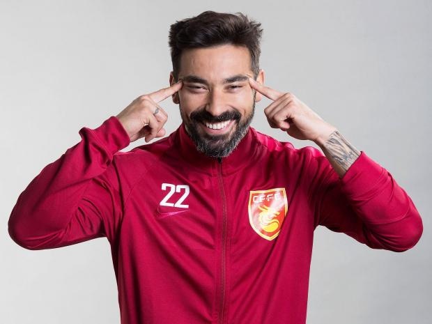 Lavezzi khien nguoi Trung Quoc noi con thinh no hinh anh
