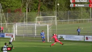 Cau thu phan luoi nha bang sieu pham ‘xe dap chong nguoc’ hinh anh