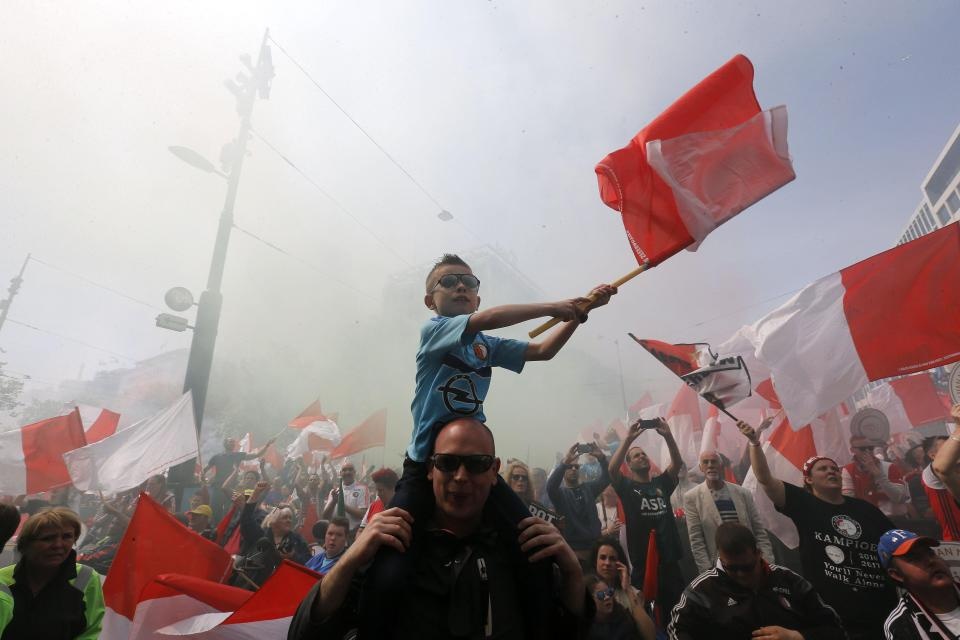 130.000 CDV Feyenoord an mung vo dich Ha Lan voi Dirk Kuyt hinh anh