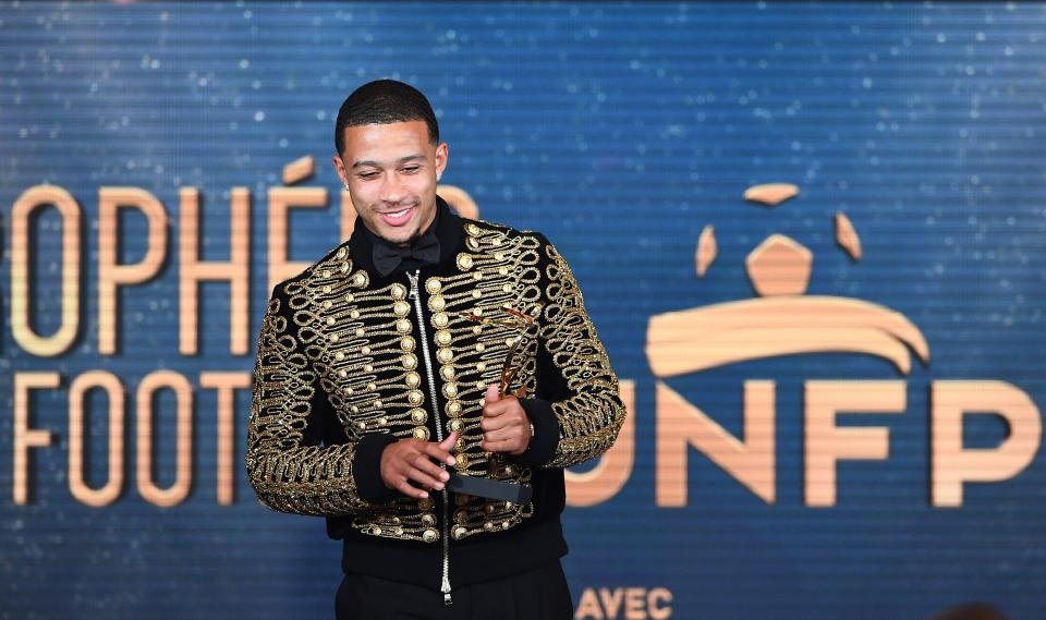 Di nhan giai, Depay an mac nhu vua nhac pop Michael Jackson hinh anh