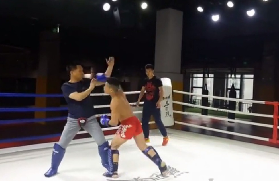 Vo si MMA danh cho mon do Bat quai chuong nga sap mat hinh anh