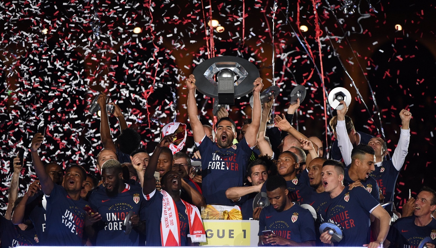 Falcao nang cup, Monaco vo dich Ligue 1 sau 17 nam cho doi hinh anh