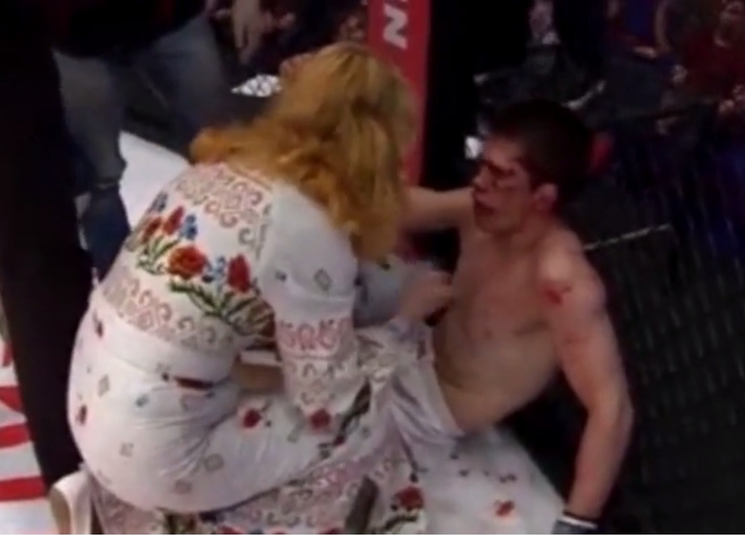 Mat be bet mau vi thua tran, vo si con bi me cho an tat hinh anh