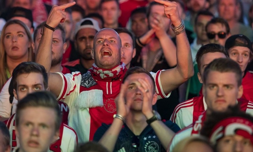 CDV Ajax dap vo ghe, nem vao cau thu nha sau tran thua MU hinh anh