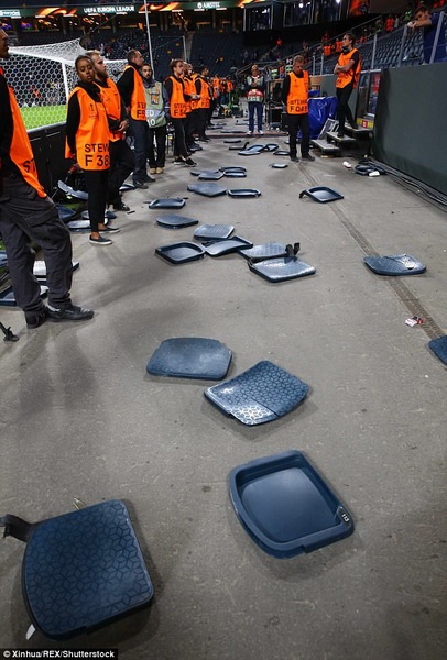 CĐV Ajax tháo ghế ném vào cầu thủ nhà ảnh 1 CDV Ajax thao ghe nem vao cau thu nha anh 1