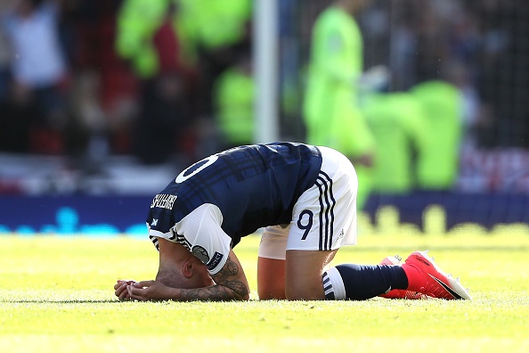 Ghi 2 sieu pham da phat phut 87 va 90, Scotland van bi Anh cam hoa hinh anh