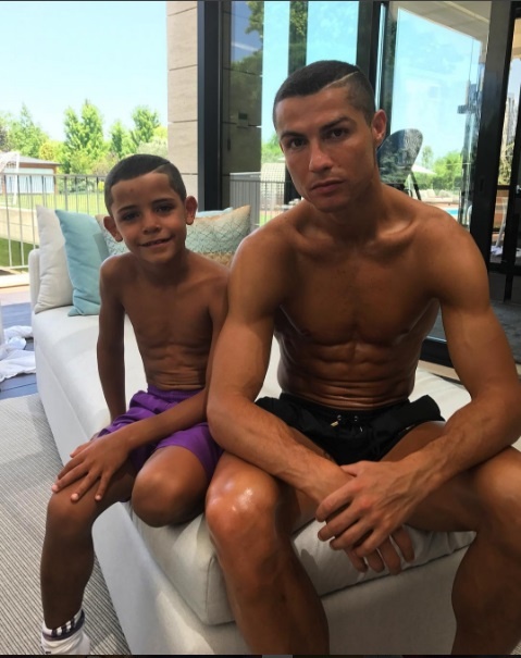 Con trai Ronaldo cat toc hui cua anh 1