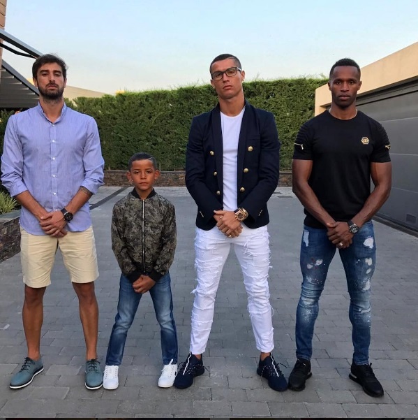 Con trai Ronaldo cat toc hui cua anh 3