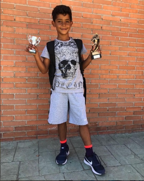 Con trai Ronaldo cat toc hui cua anh 4