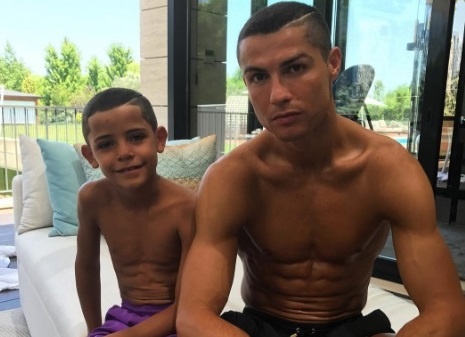 Con trai Ronaldo cat toc hui cua giong bo hinh anh
