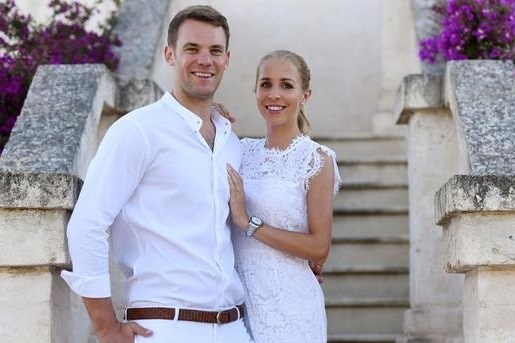 'Thuong binh' Neuer chong nang cu hanh hon le hinh anh