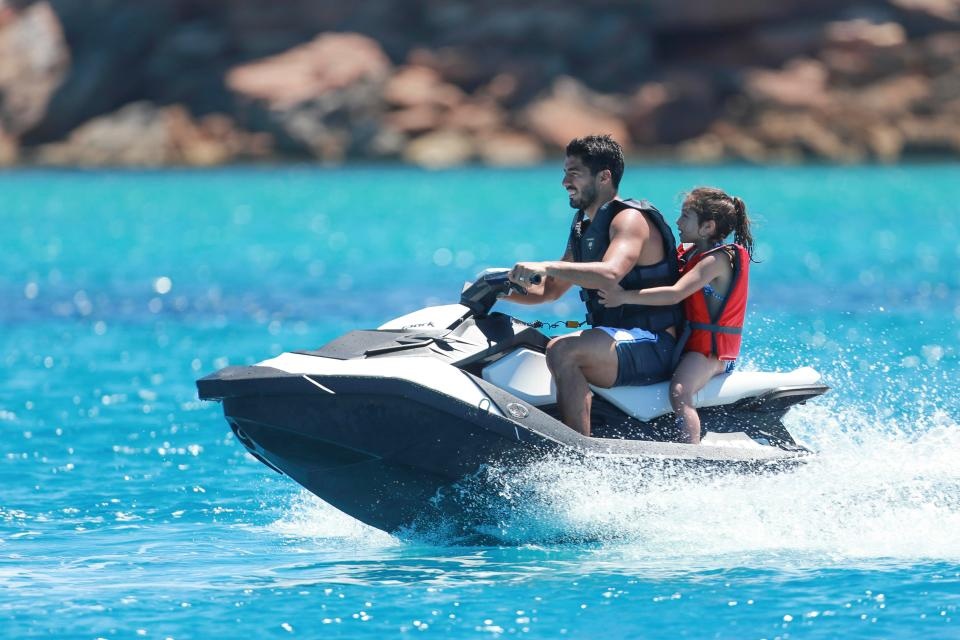 Fabregas va ban gai nghi mat voi gia dinh Messi, Suarez hinh anh