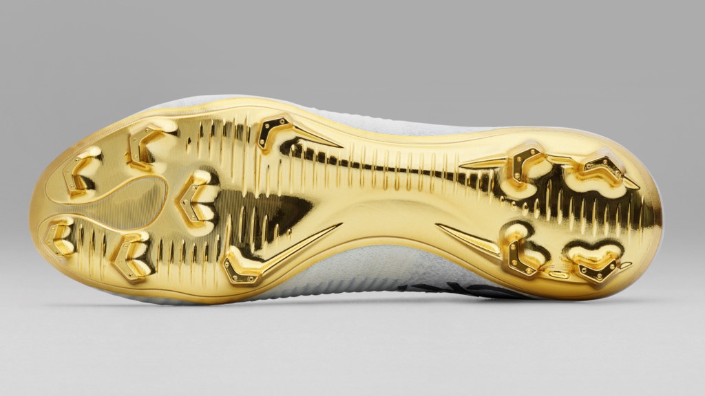 Ronaldo duoc trang bi giay moi anh 7