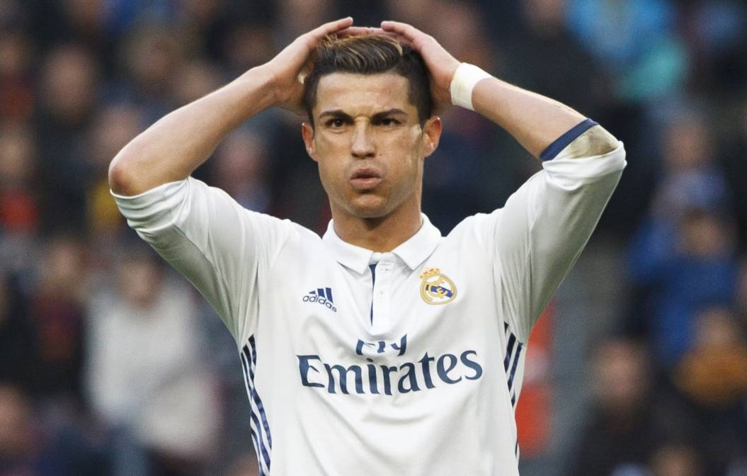 Cristiano Ronaldo bi khoi kien voi cao buoc tron thue hinh anh