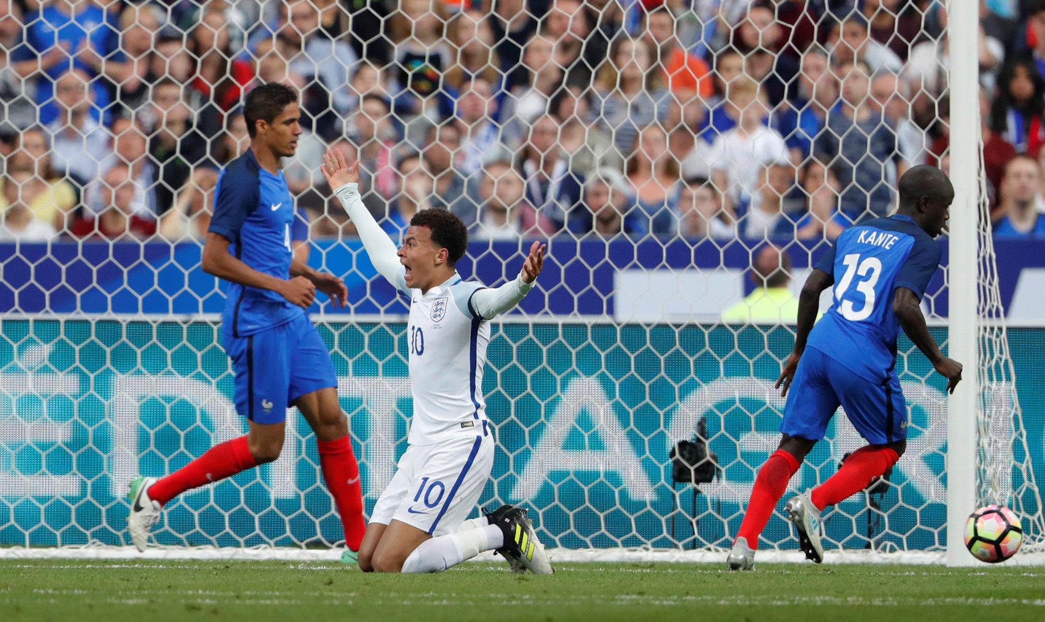 tran giao huu Phap vs Anh anh 9