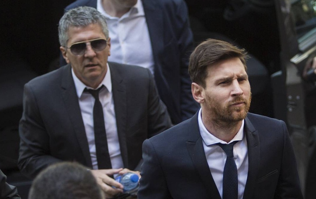 Messi dung tien mua lai su trong sach hinh anh