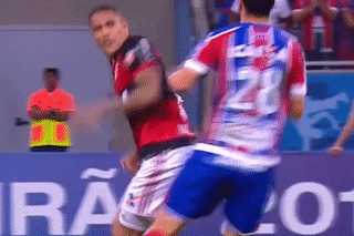 Cau thu Brazil nga nhu bi dien giat khi doi thu cham vao nguoi hinh anh