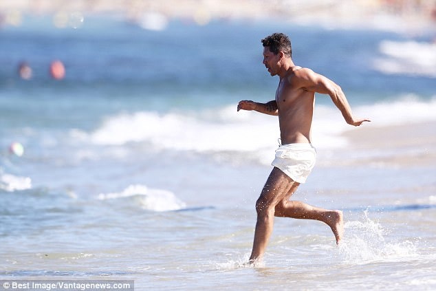 Simeone khoe the hinh ran chac o tuoi 47 hinh anh