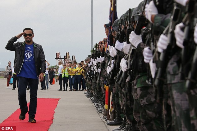 Pacquiao duoc chao don anh 1